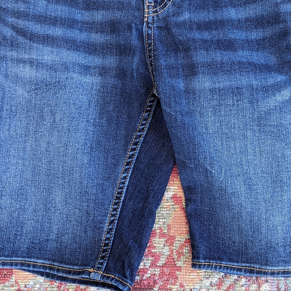 Levi's Performance 511 Slim Shorts.  Tag: 27" waist.  Size: 14 Regular. - Picture 6 of 8